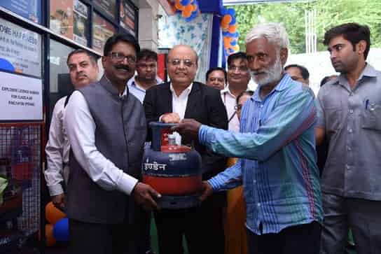 Indian Oil Corporation first 5 KG LPG cylinder to a customer