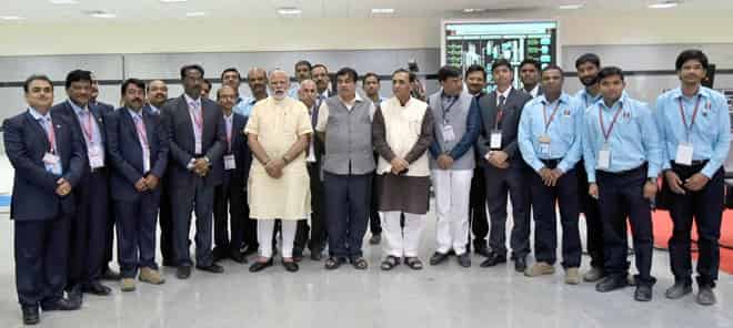 Shri Narendra Modi visits the Central Control Room of OPAL Dahej