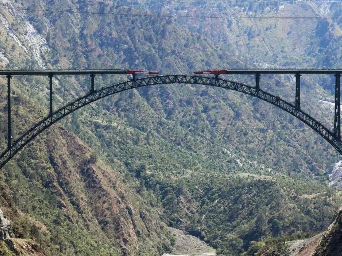 Indian Railways completes the Arch closure of the iconic Chenab Bridge