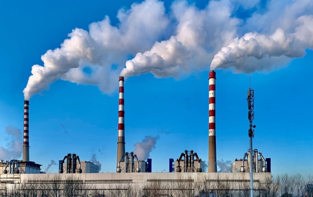 China’s Carbon Emissions Rise Just 0.6% in 2024, Slower Than Global Growth