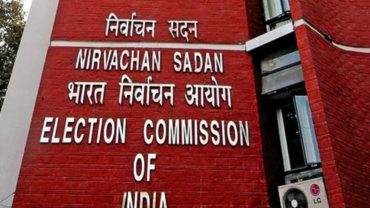 ECI shortlists 15 IAS and 10 IPS officers from West Bengal as Central Observers