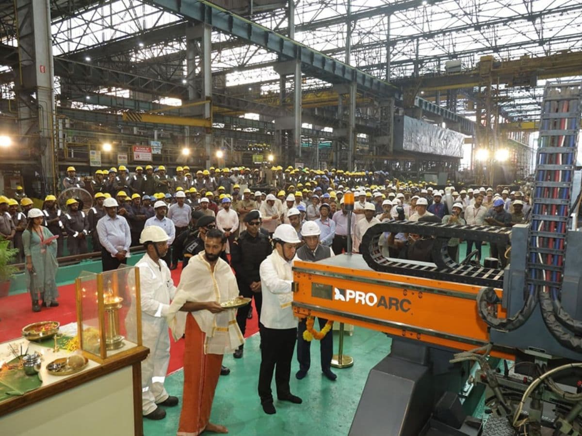 Minister Sarbananda Sonowal visited Cochin Shipyard, unveiled advanced machinery
