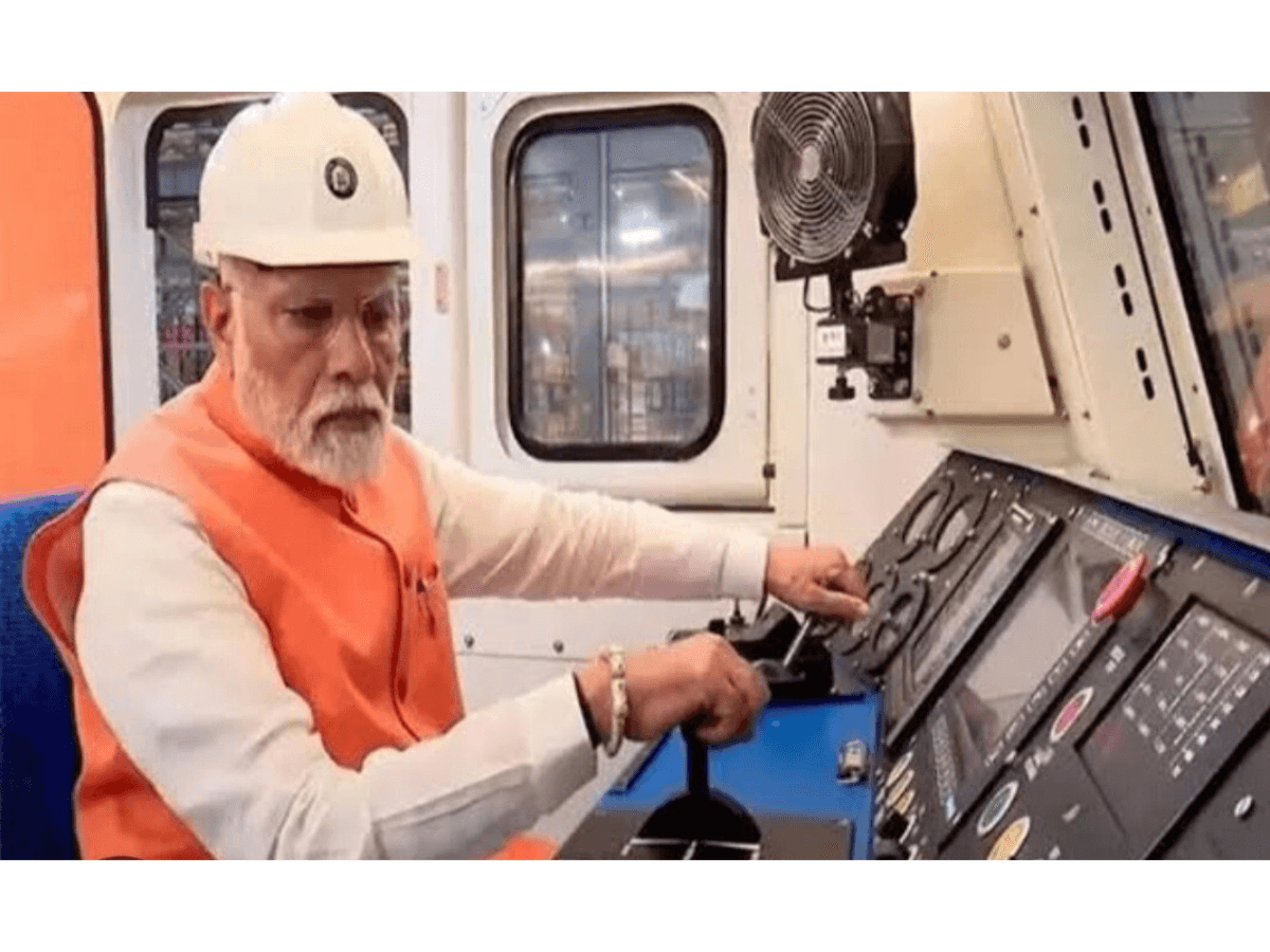 PM Modi inaugurates locomotive plant in Dahod and flags off first electric locomotive of Plant