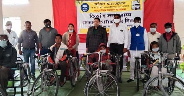 Minister Nitin Gadkari along with MOIL CMD presented two ambulances under CSR