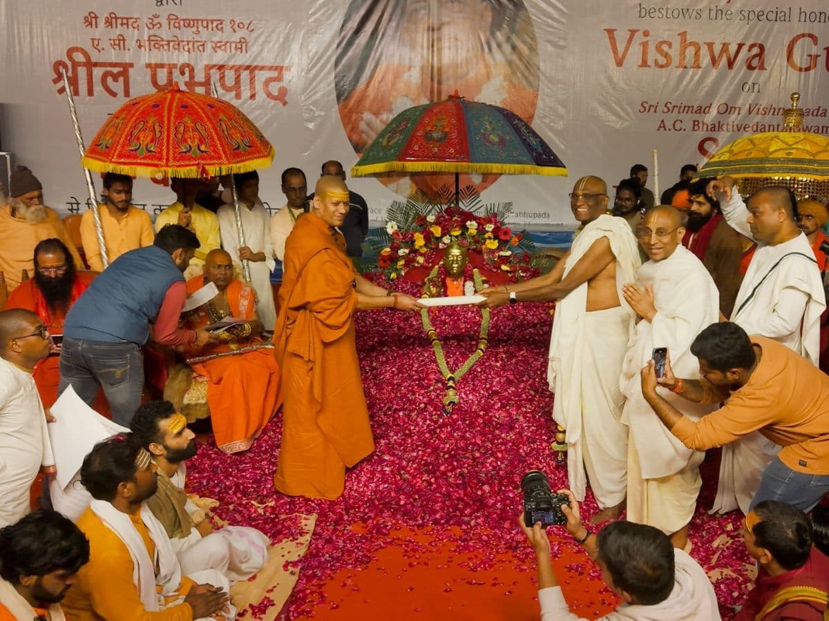 Srila Prabhupada conferred with title 'Vishwa Guru' during Maha Kumbh