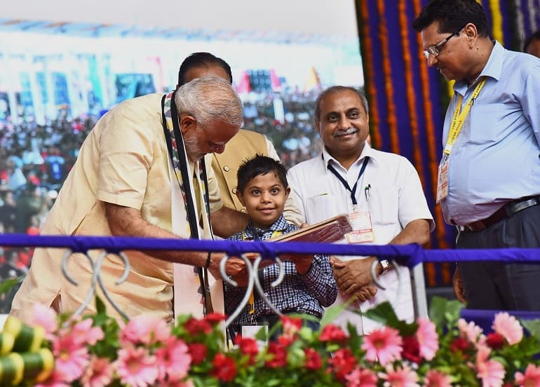 Shri Narendra Modi Distributing the Aids and Assistive Devices
