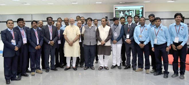 Shri Narendra Modi visits the Central Control Room of OPAL Dahej