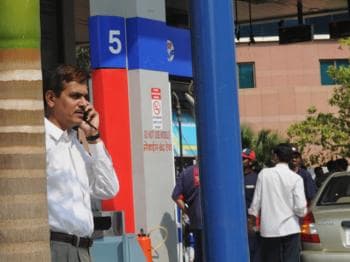 Govt clears safety doubts on mobile phone use at petrol pumps