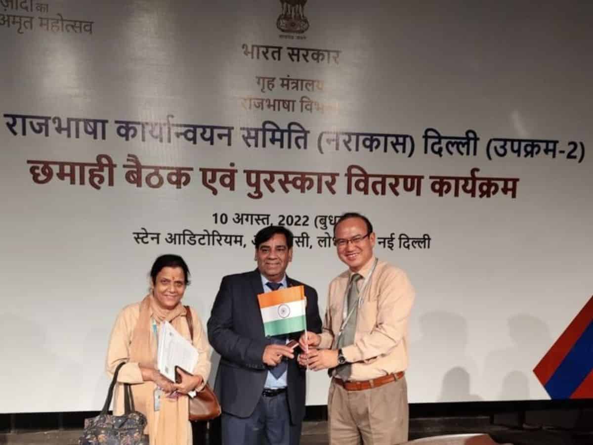 Ashok Kumar, Secretary TOLIC felicitates BEL team