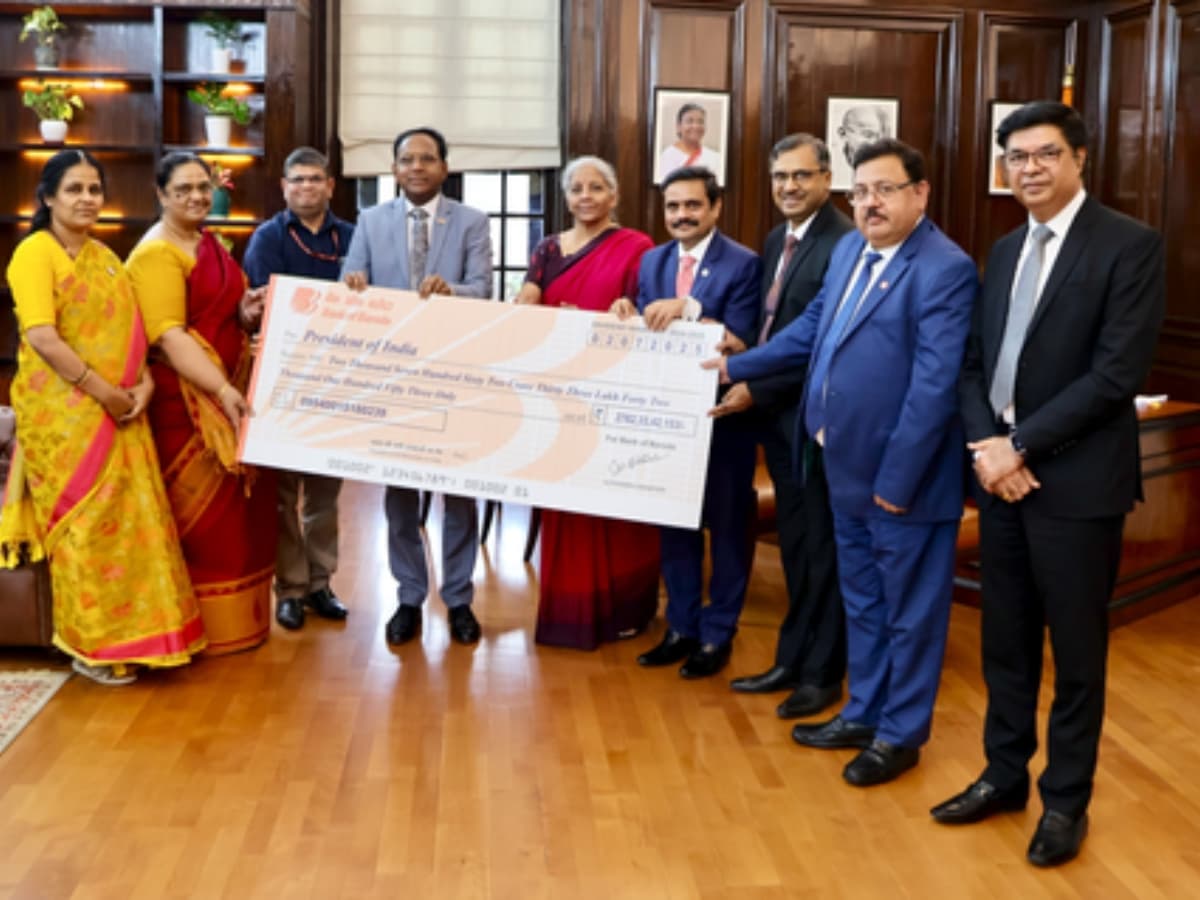 Bank of Baroda Presents Rs 2,762 Crore Dividend for FY24-25 to Finance Minister Sitharaman