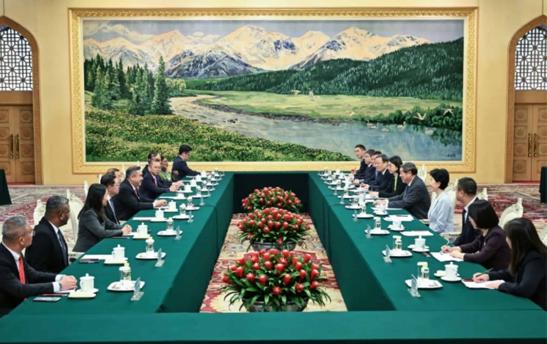 Chinese Vice Premier He Lifeng Meets Malaysian Transport Minister in Beijing