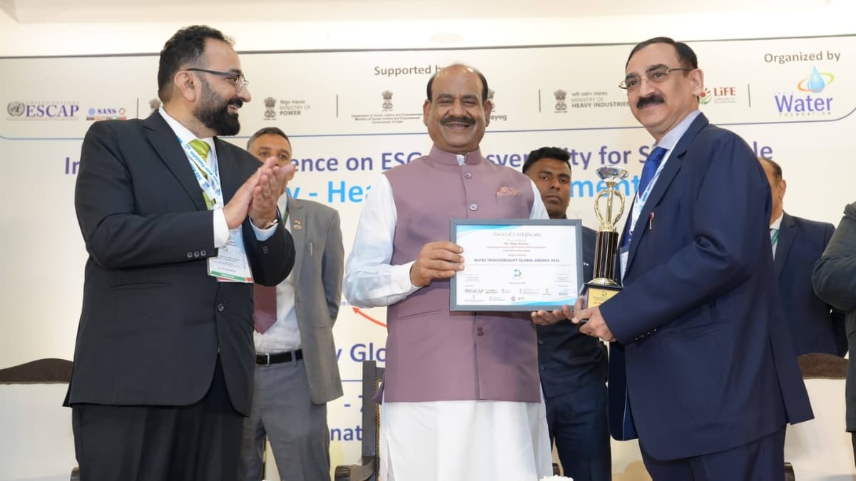 DMRC Managing Director Dr. Vikas Kumar Honoured with Leadership Award