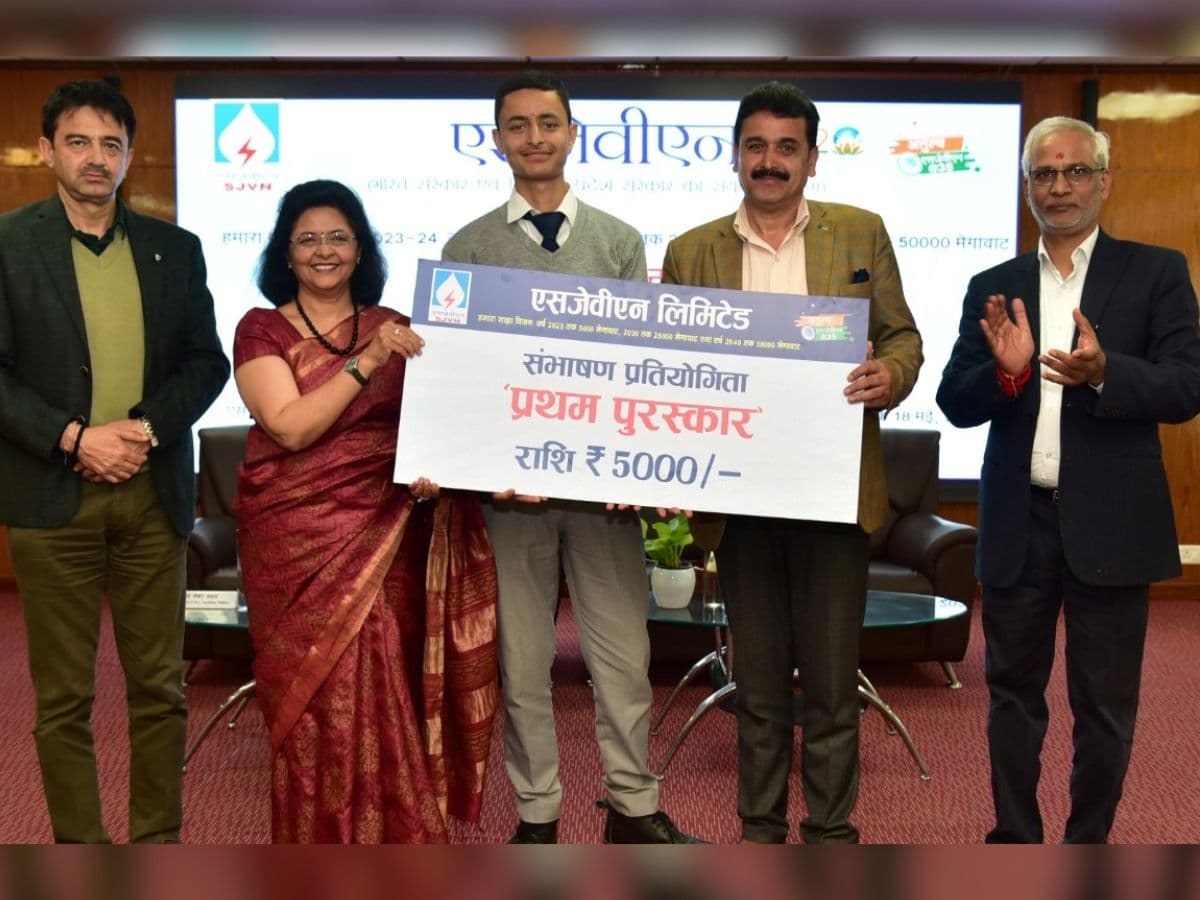 Geeta Kapoor Awarded Winners of Elocution and Quiz Competitions at SJVN