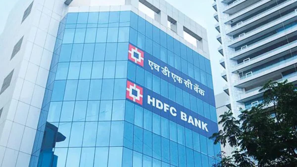 HDFC Bank Chairman Exit Triggers Sharp Market Fall; Stock Drops Nearly ₹100 in a Day