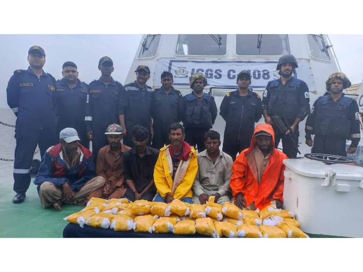 IGC & ATS, Gujarat arrest a Pak boat carrying 200 cr of drugs