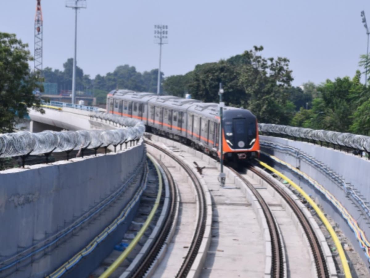 IRCON installs Rigid Overhead Catenary System for Delhi-Meerut RRTS corridor