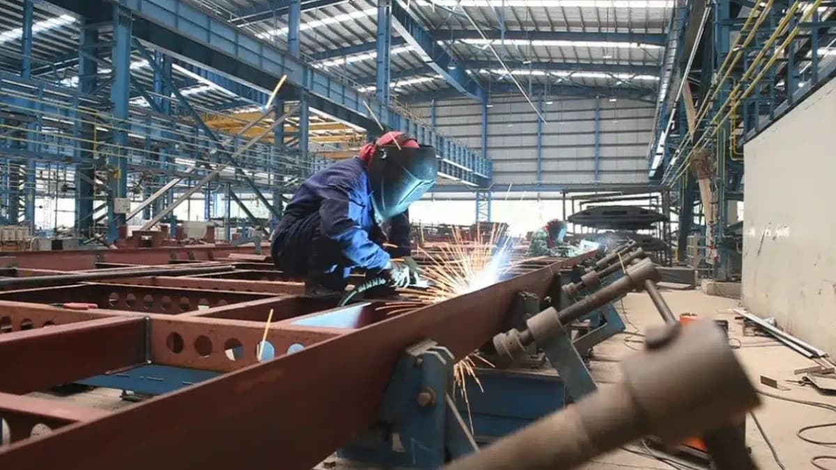 India's IIP Growth Hits 7.8% in Dec 2025: Manufacturing, Auto & Electronics Boom