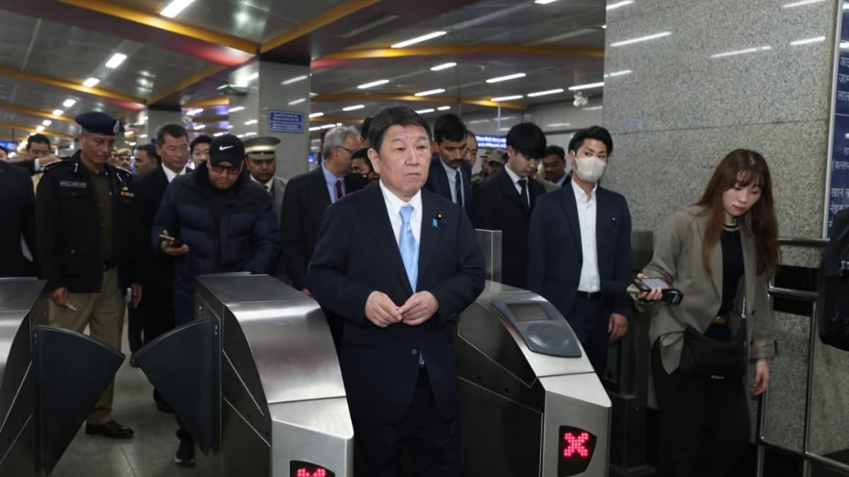 Japan's Foreign Minister Takes a Ride on Delhi Metro, Hails Indo-Japanese Collaboration