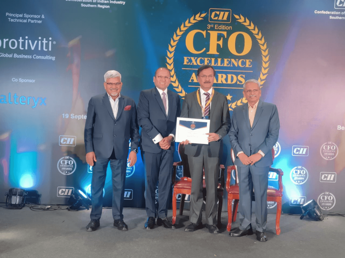 Mr. Jaikumar Srinivasan, Director Finance NTPC conferred with Leading CFO of the year award