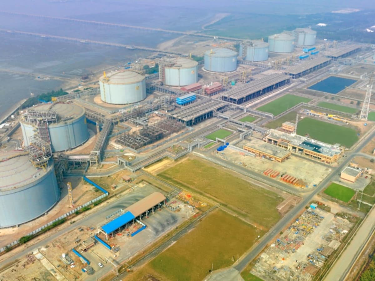 Petronet LNG Limited executes regasification agreement with Performance Chemiserve Limited