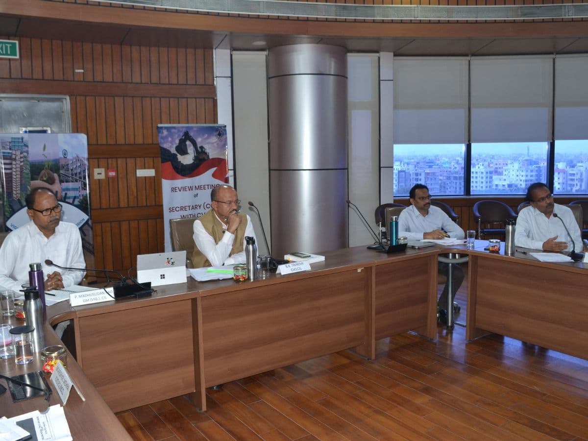 Shri Amrit Lal Meena Chaired Review Meeting of CVOs of Coal India Limited