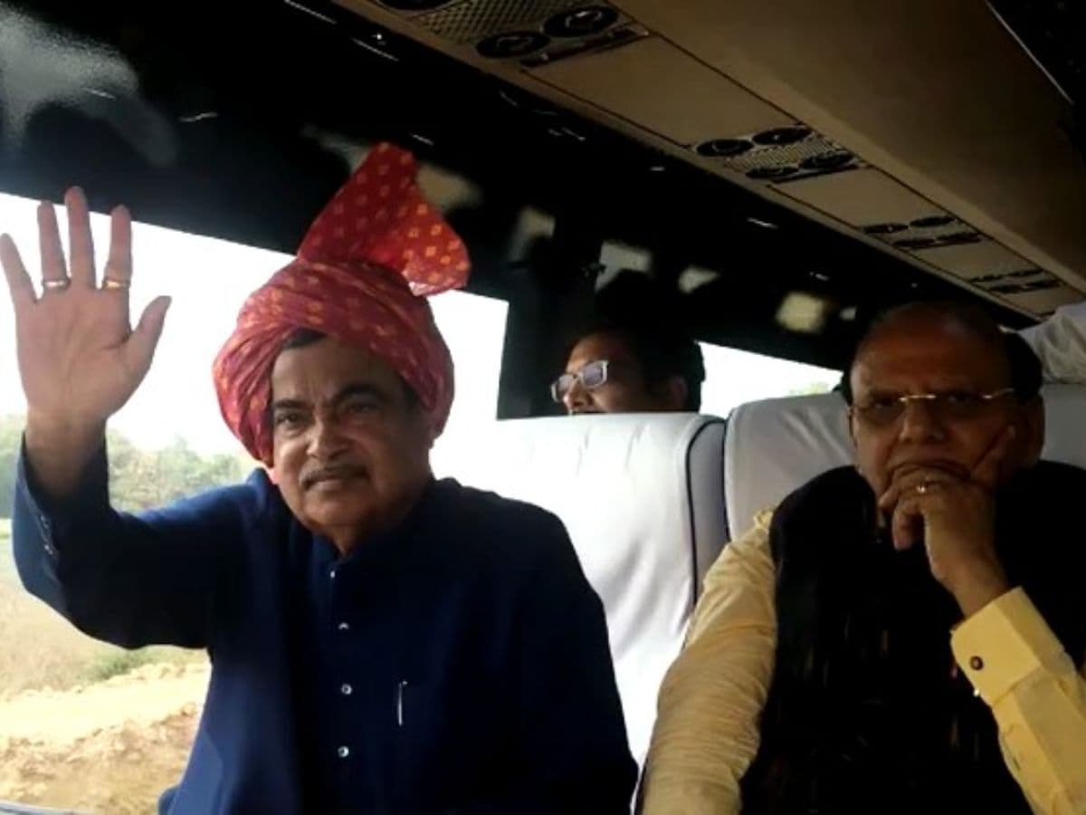 Shri Nitin Gadkari inspected progress of Urban Extension Road Project with other officials