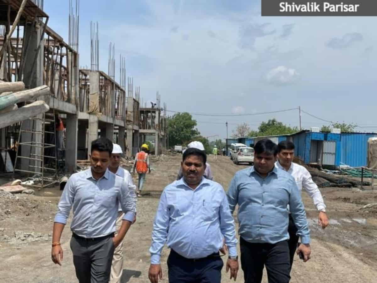 Shri RK Gautam of MOHUA reviewed progress of Indore's affordable housing projects