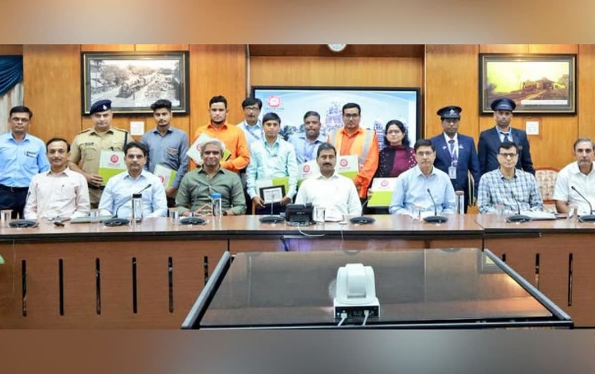 Central Railway GM felicitates 11 employees with Safety Awards