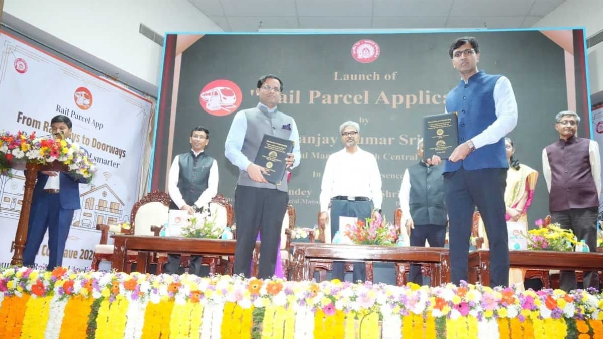 South Central Railway signs MoU with IIM, Bangalore to study o¬n freight logistics market