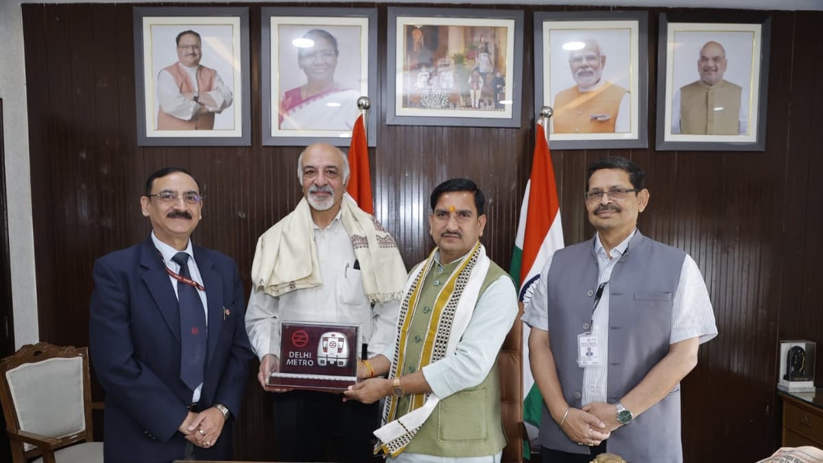 Union Minister Felicitates Delhi Metro Enthusiast for 24-Year First-Train Tradition