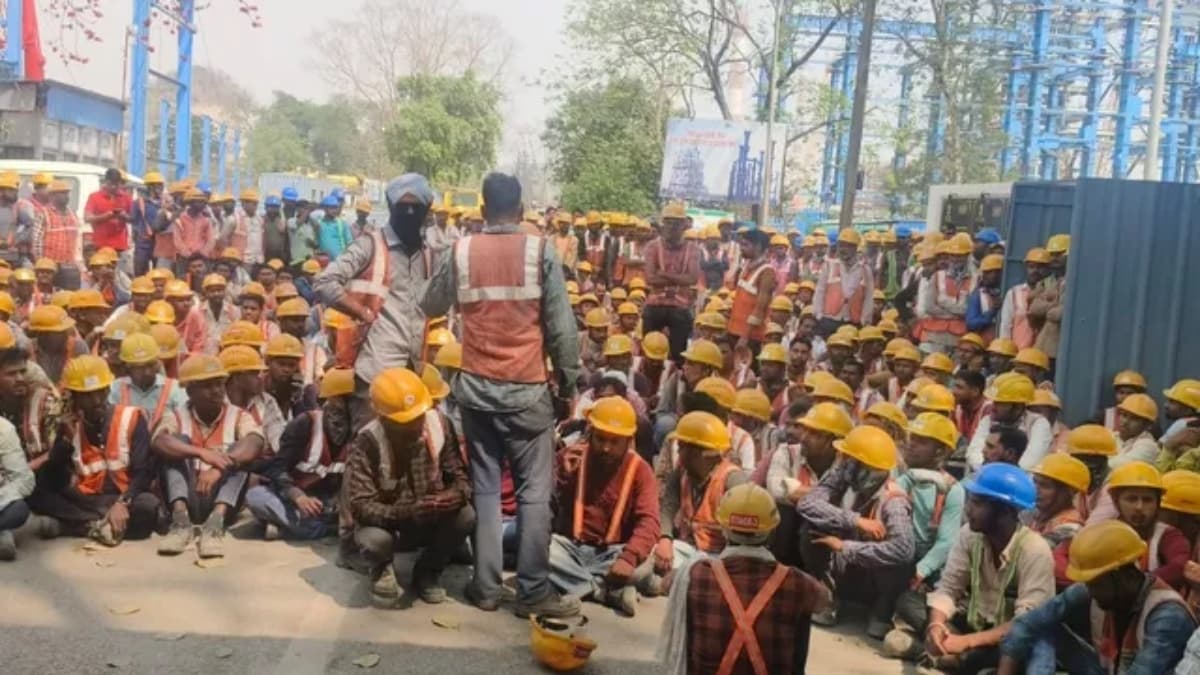 Workers Protest at NTPC Singrauli Power Plant Against BHEL Over Overtime Wages and Long Hours