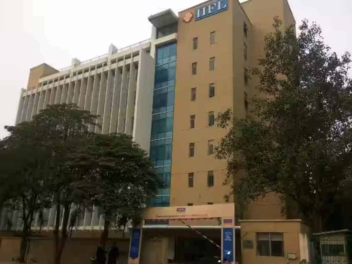 RBI takes strict actions against IIFL Finance Limited to cease the operations immediately