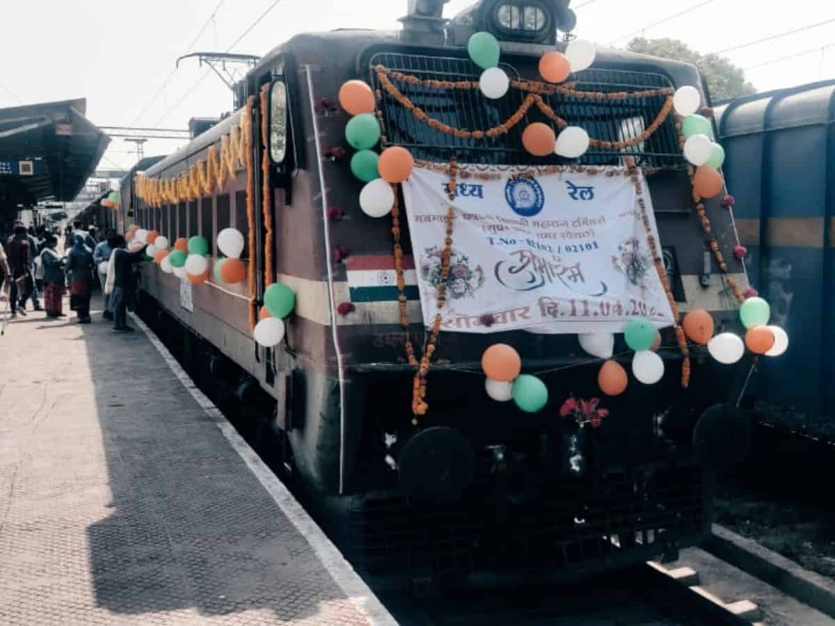 MoS for Railways, Raosaheb Dadarao Patil Danve Flagged off Manmad-Mumbai Special Train