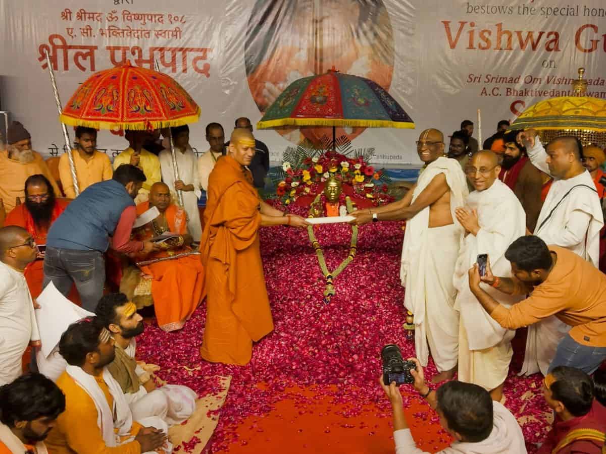 Srila Prabhupada conferred with title 'Vishwa Guru' during Maha Kumbh