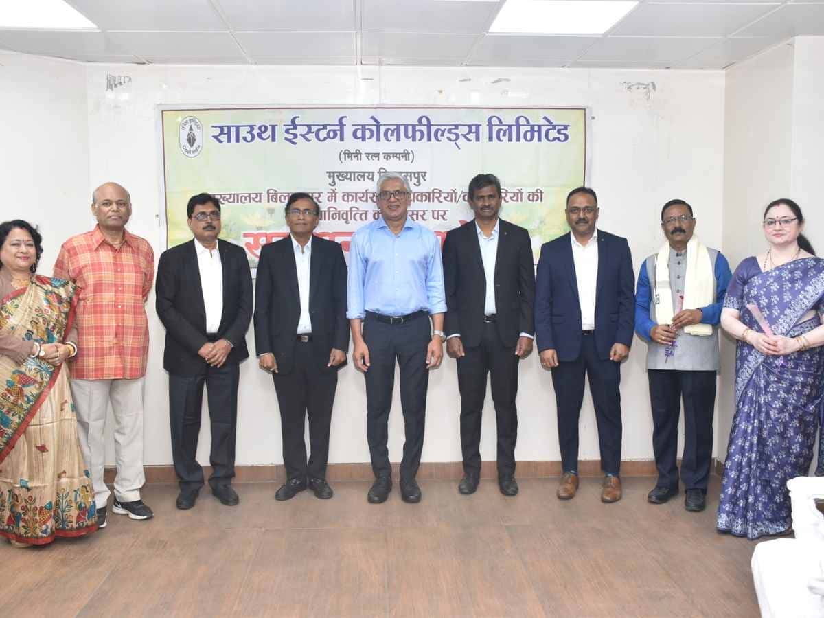 SECL bids farewell to the retired employees at Headquarters