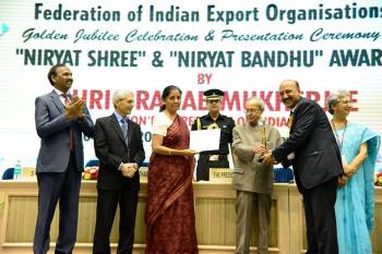 President present Niryat Shree  Gold Award  to MRPL