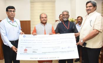 HUDCO pays dividend to Ministry of Rural Development