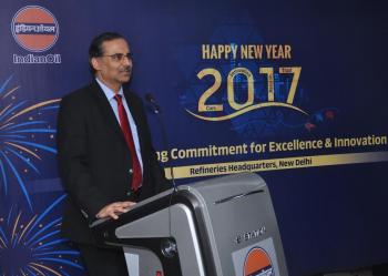 NEW DELHI Shri Sanjiv Singh Director Refineries Indian Oil addressing the IOC employees on the eve of New Year 2017
