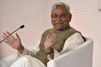 Nitish reviews progress of Barauni thermal power plant