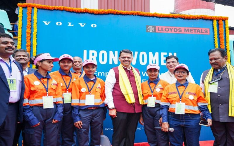 CM Fadnavis položil základní kámen mega integrovaného ocelového závodu v Konsari v Maháráštrě