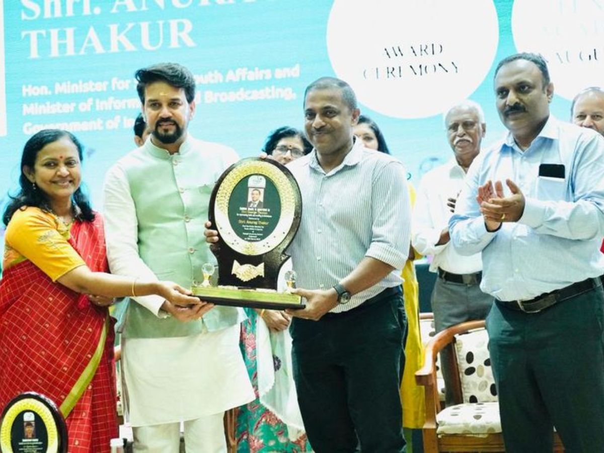 Shri. Anurag Thakur felicitated Arjuna Awardee and veteran badminton icon Shri GeorgeThomas, BPCL Kochi Refinery