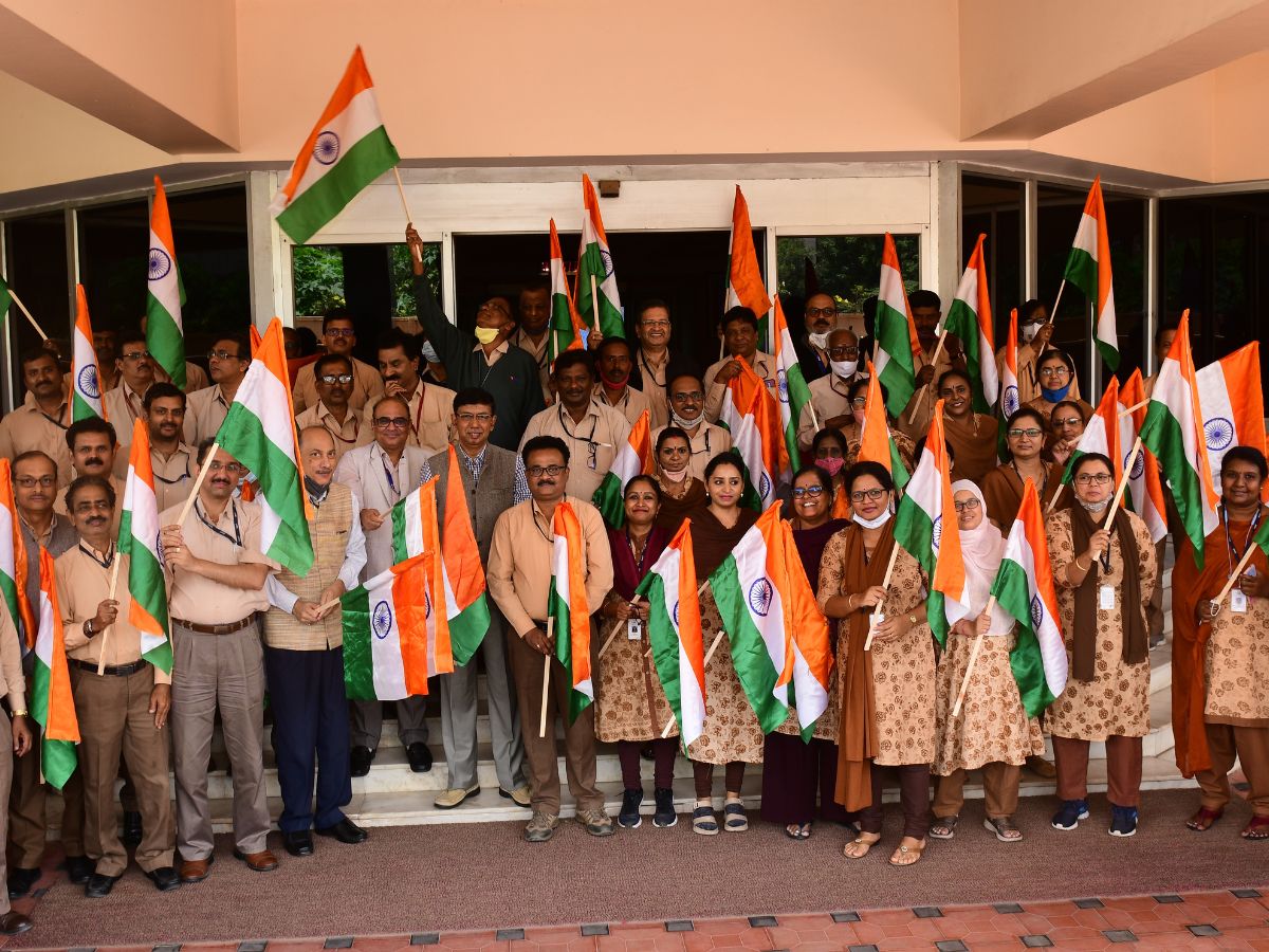 BEML distributes Flags as part of 'Har Ghar Tiranga'