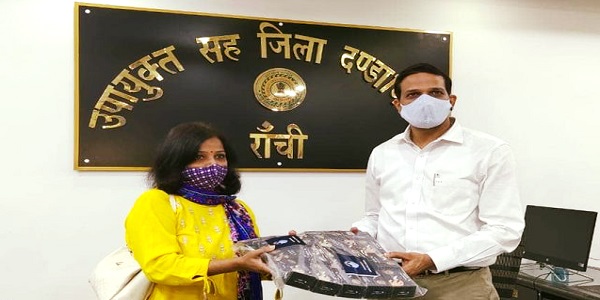 CMPDI handed over 100 oximeters and 1000 masks