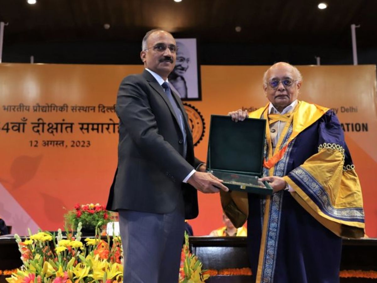 Dr. Nalin Shinghal, CMD, BHEL receives 'Distinguished Alumni Award 2023'