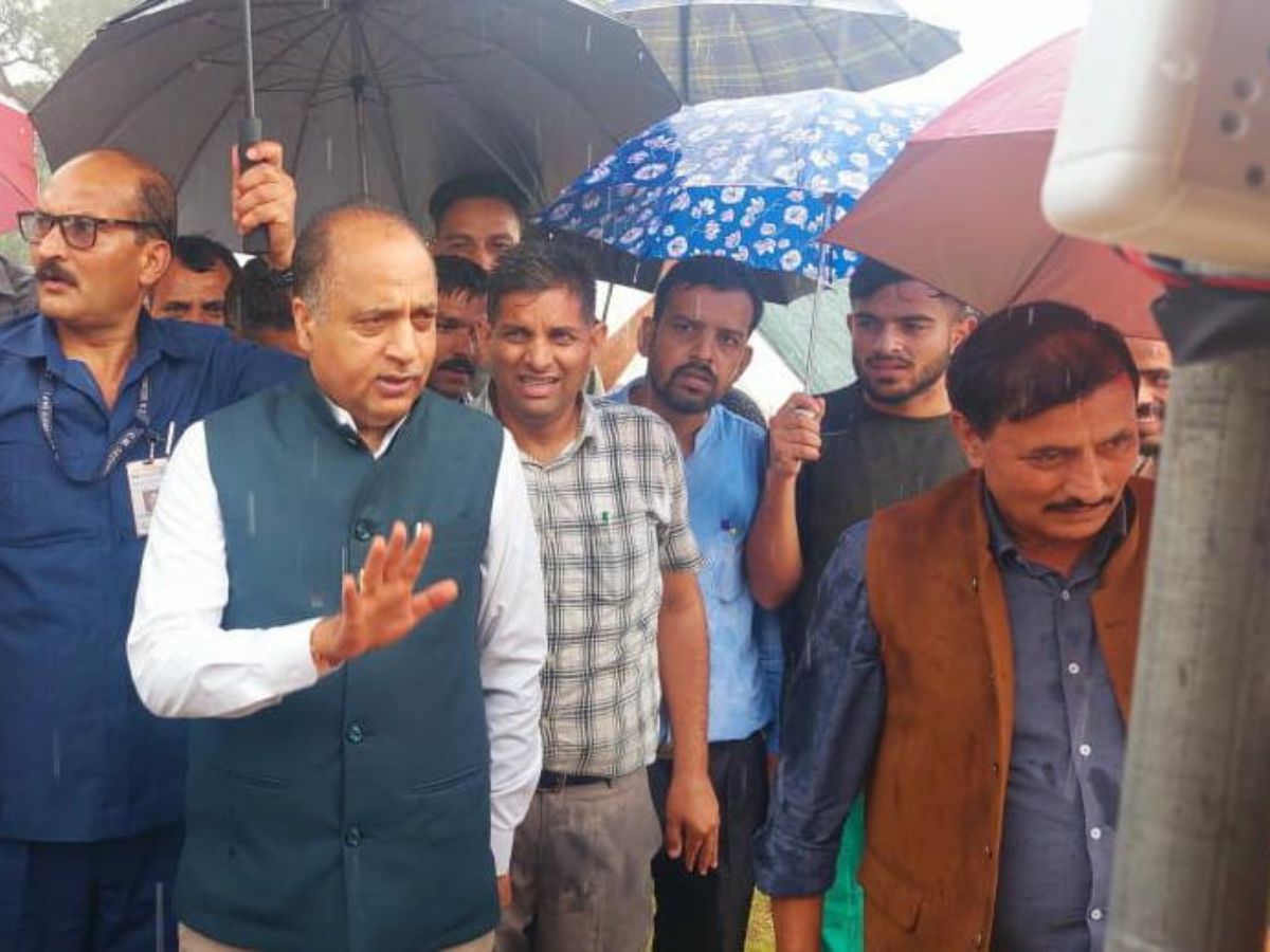 मुख्यमंत्री ने चम्बा जिले के सिहुंता क्षेत्र में भारी बारिश से प्रभावित परिवारों के राहत शिविर का किया दौरा