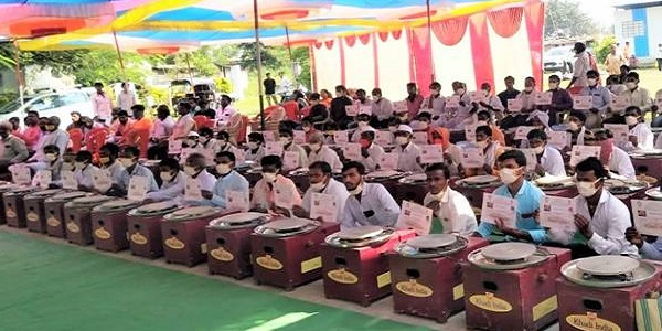 Shri Nitin Gadkari distributes electric potter wheels to 100 potter families in Maharashtra