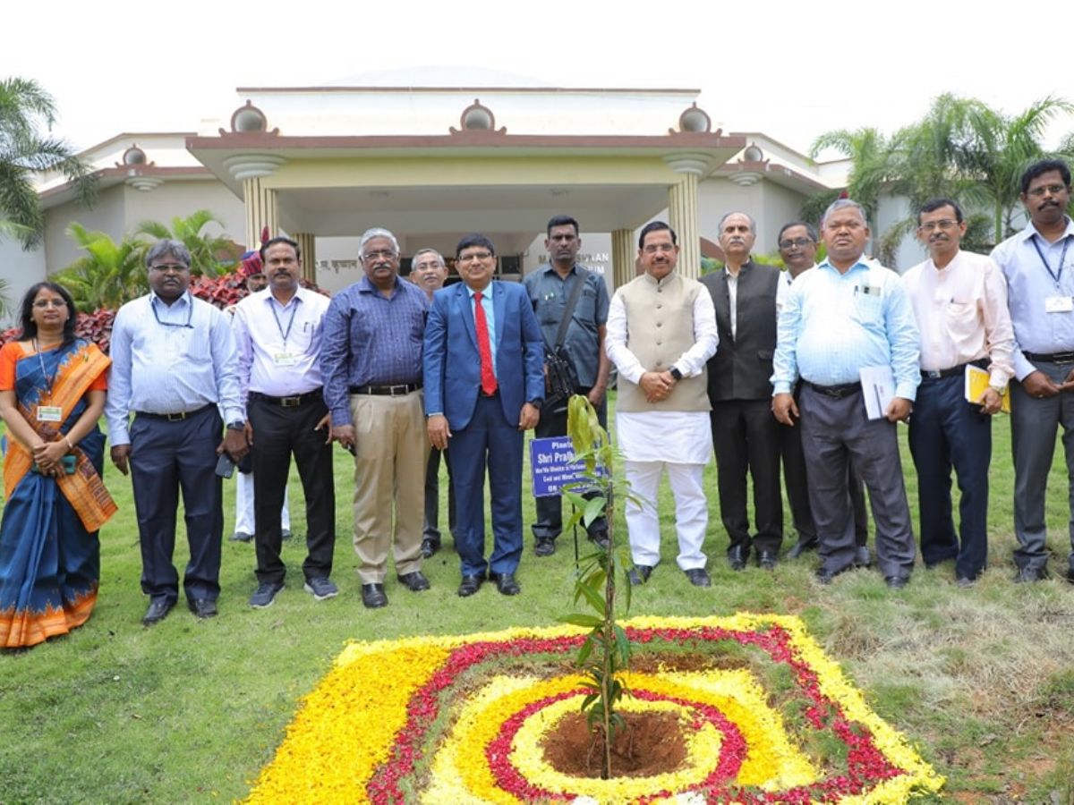 Coal Minister Pralhad Joshi visits training institute of Geological Survey of India