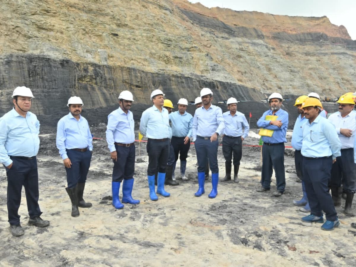 Coal India Director (Technical) visited Kusmunda Area, reviewed area's planning strategies