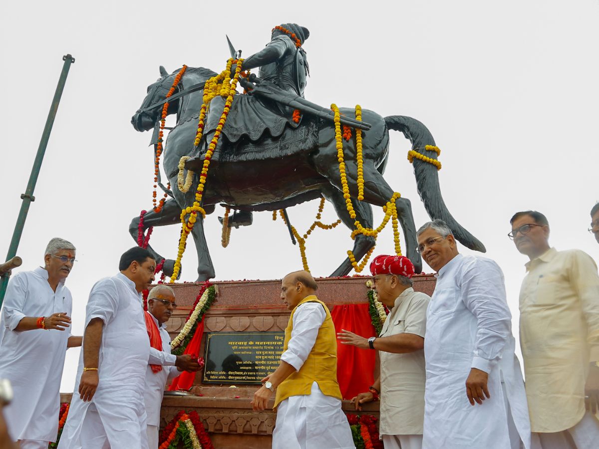 Defence Minister unveils statue of renowned Marwari warrior Veer Durgadas Rathore in Jodhpur