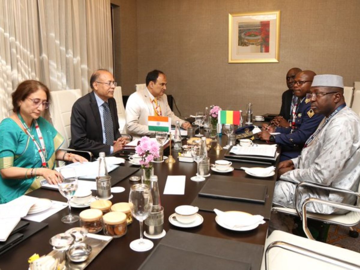 Defence Secretary discussed cooperation issues with Zimbabwe & Maldives delegations
